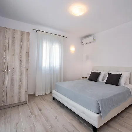Sienna Eco Fira (Santorini)