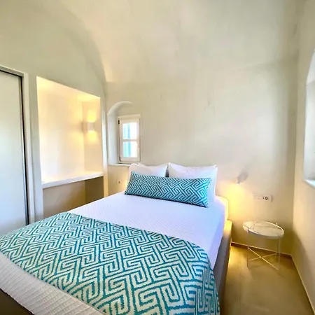 Sienna Eco Fira (Santorini)
