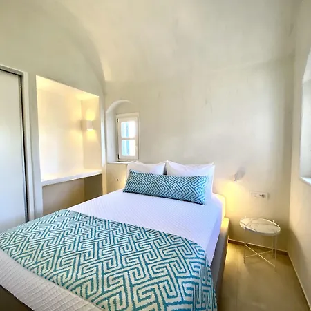 Sienna Eco Fira (Santorini)